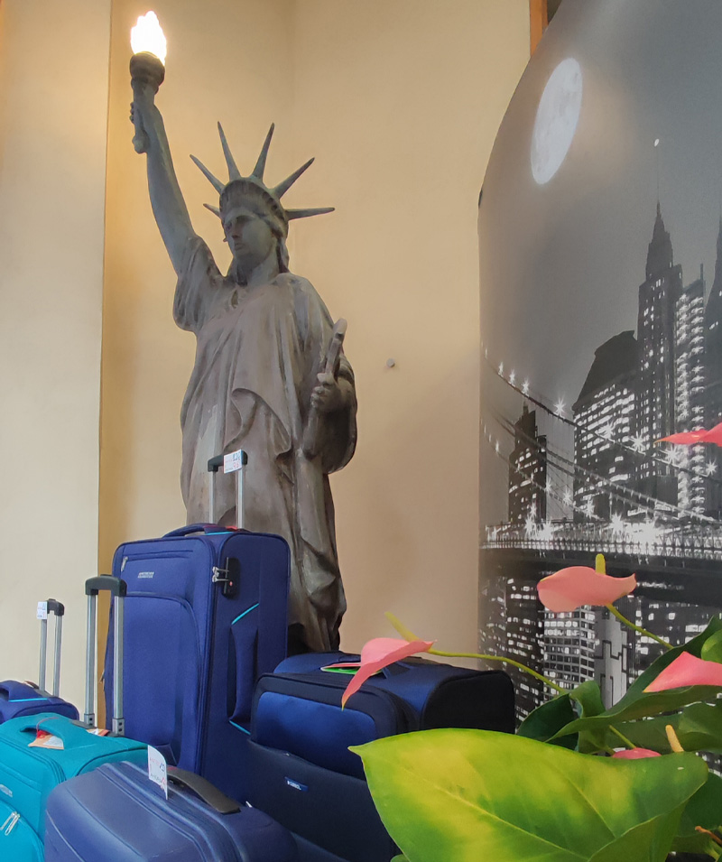 estatua de la libertad en el escaparate de Toxo maletas en Vigo