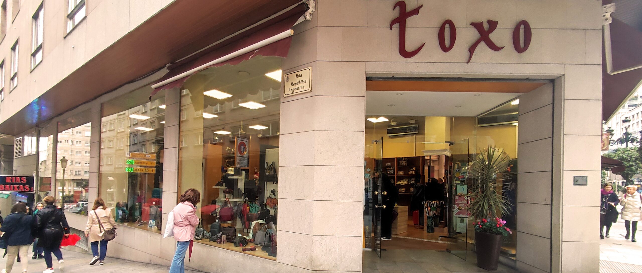 Entrada a la tienda Toxo Maletas en Vigo desde la Calle García Barbón