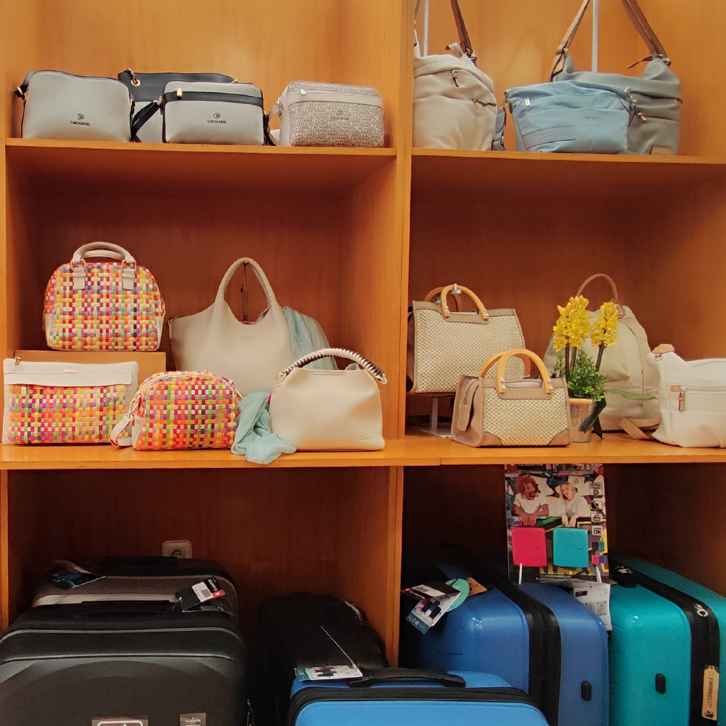 bolsos de temporada primavera en estanterías en el local de Toxo Maletas Vigo