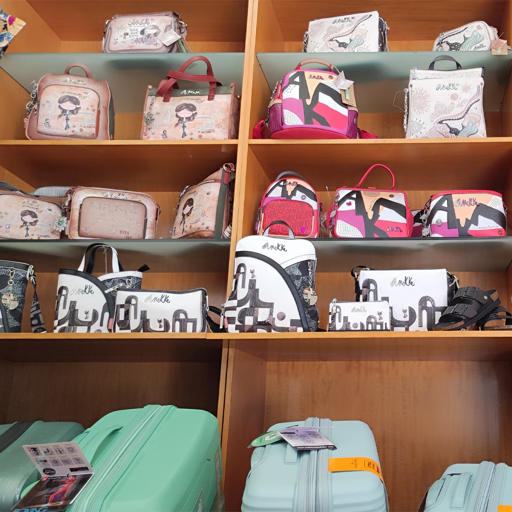 estantería con bolsos y maletas de la temporada de primavera