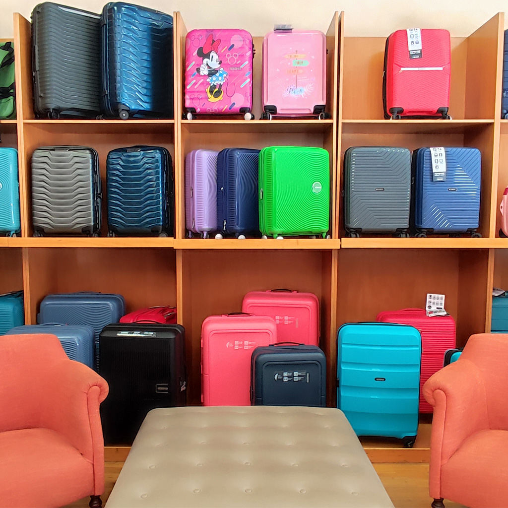 maletas de colores en las estanterias de toxo maletas