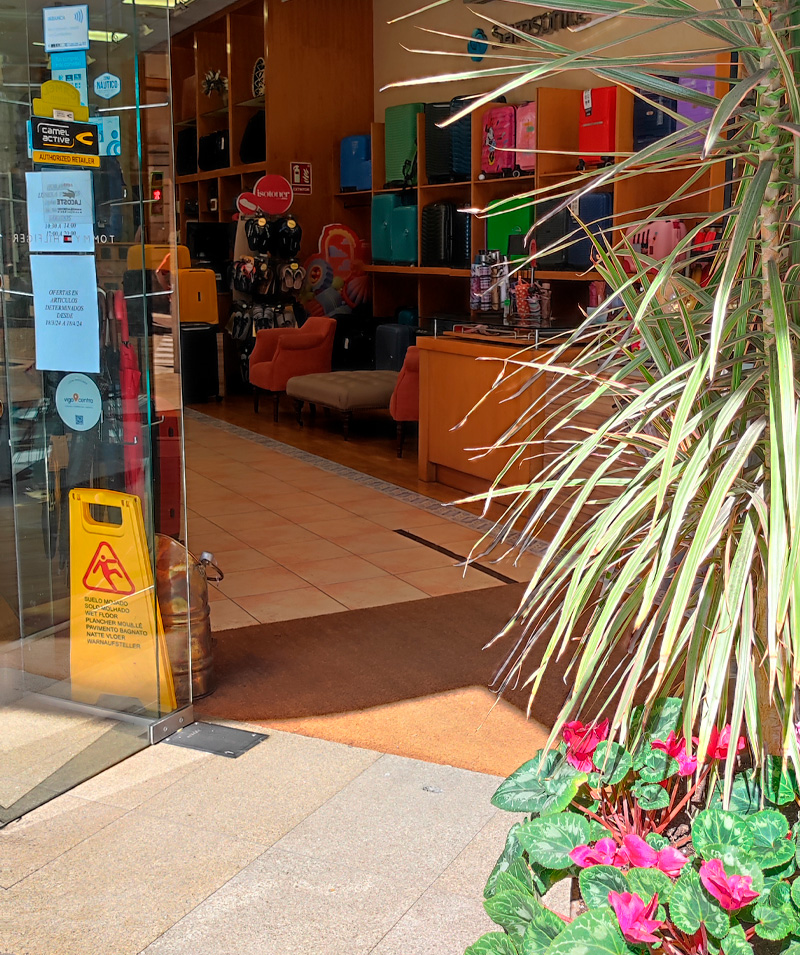 entrada-de-la-tienda-de-Toxo-Maletas-en-Vigo
