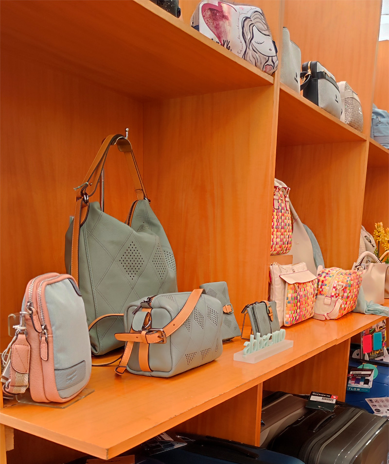 estantería-con-bolsos-de-temporada-primavera-verano